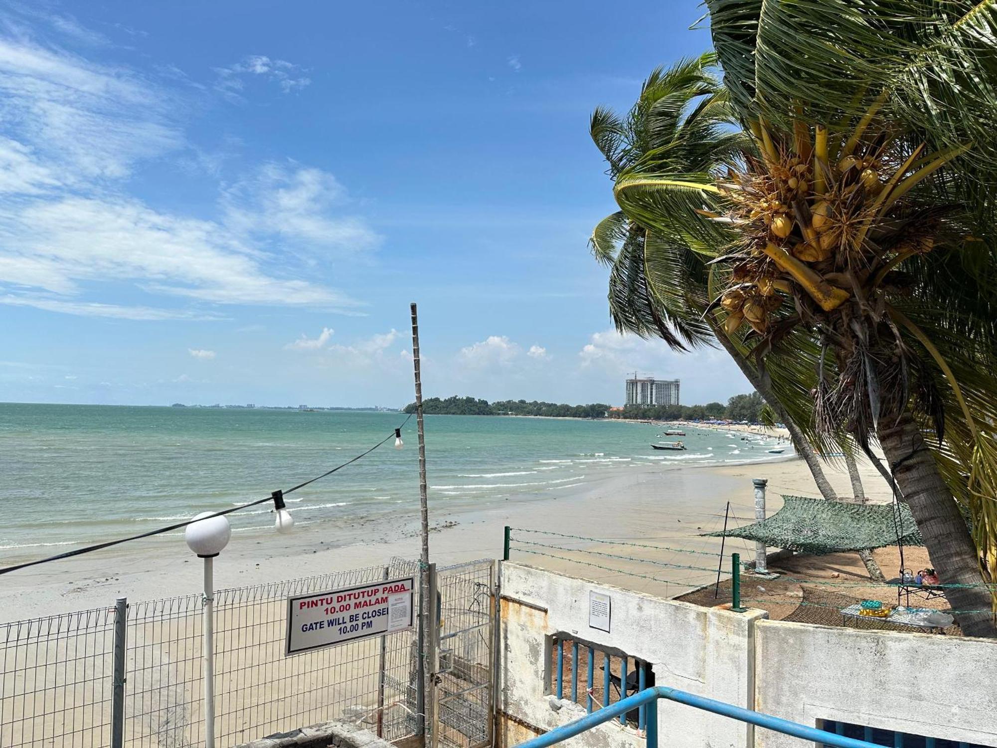 Newly Renovated Comfy Beachfront View At Seri Bulan Port Dickson Kültér fotó
